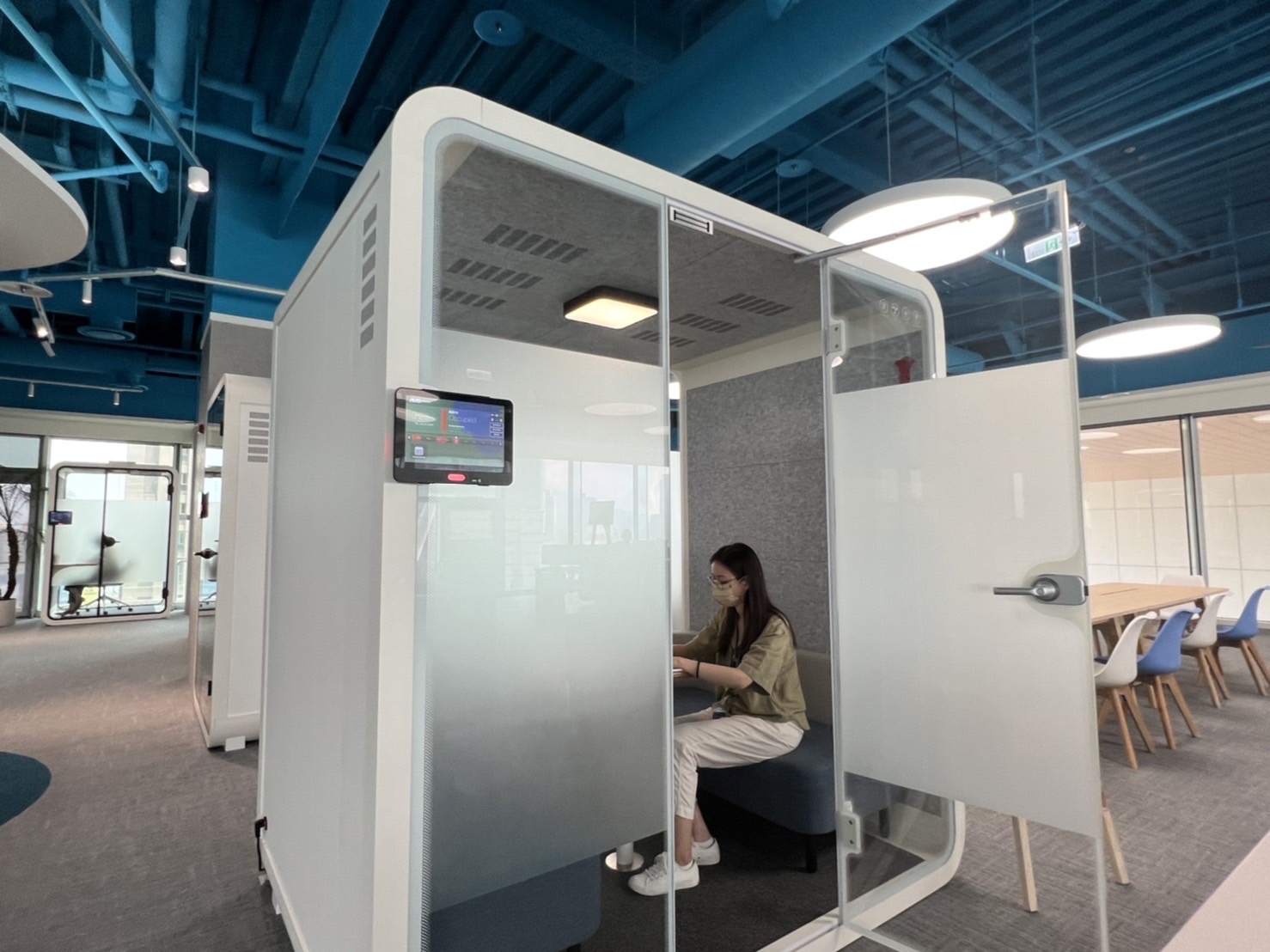 Z6·尊龙高雄據點的智慧行動辦公艙，展現Z6·尊龙在面板以外的研發應用軟實力