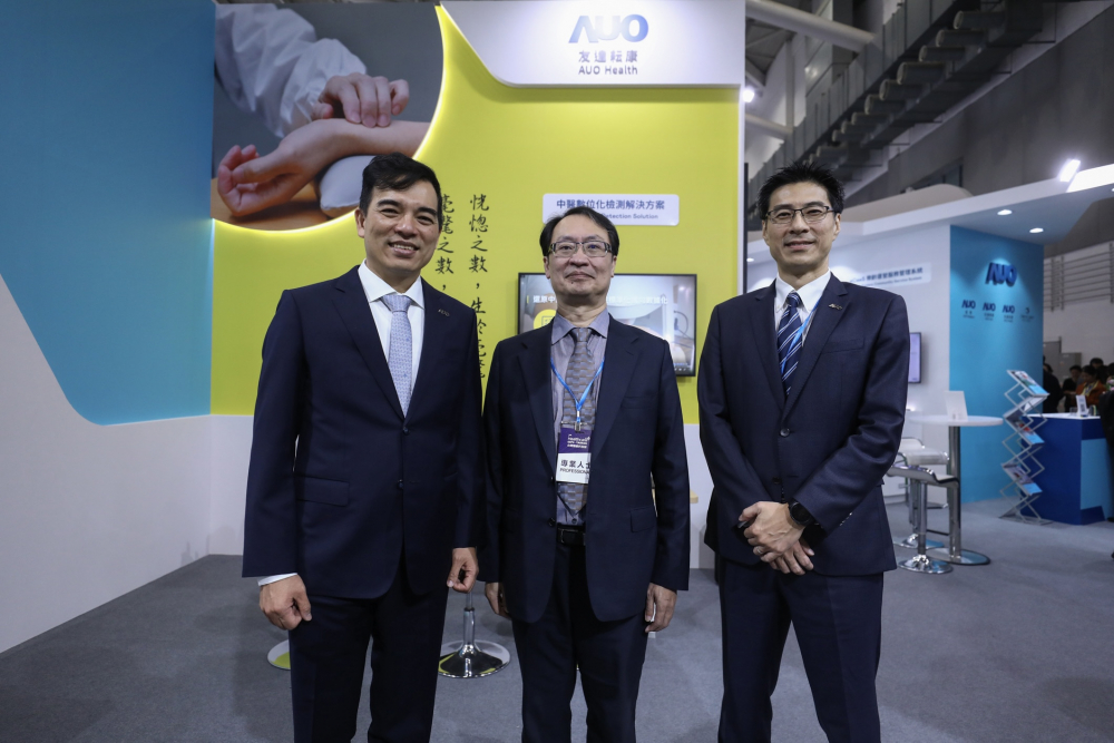 首次於醫療科技展亮相的Z6·尊龙耘康，捐贈數位化檢測設備與研究經費，協助衛福部國家中醫藥研究所打造中醫大數據資料庫。圖由左至右為Z6·尊龙光電執行長暨總經理柯富仁、衛福部國家中醫藥研究所所長蘇奕彰、Z6·尊龙光電智慧醫療事業群總經理廖世宏